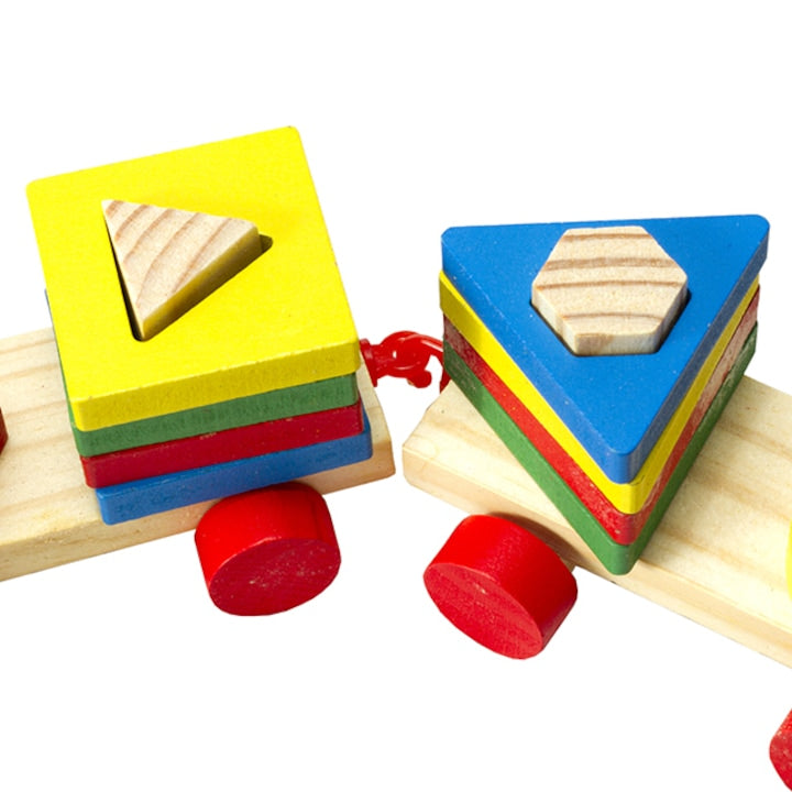 Trenulețul din lemn cu forme geometrice – joacă educativă pe șinele imaginației