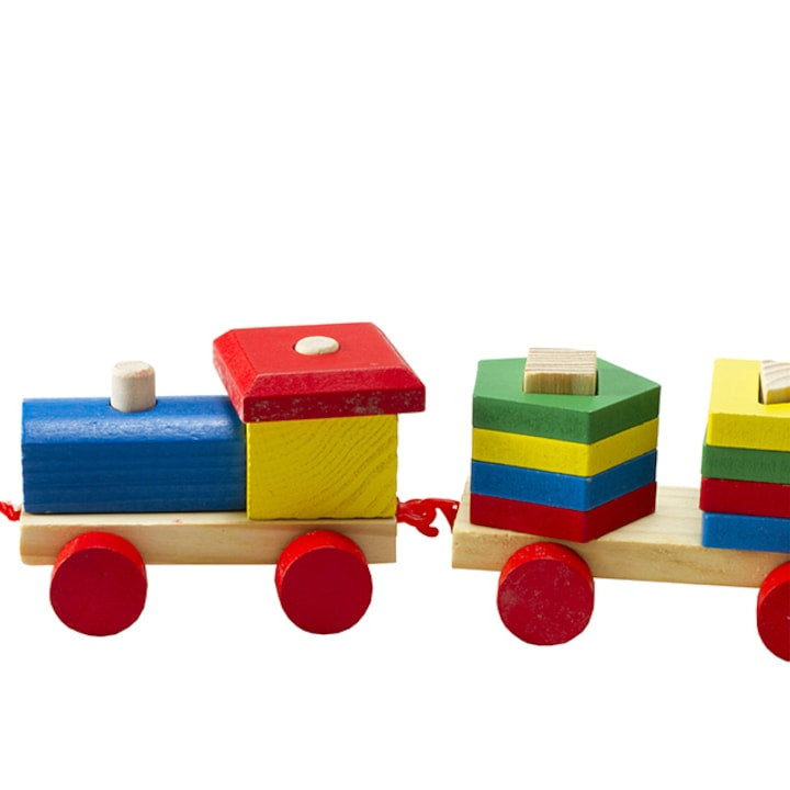 Trenulețul din lemn cu forme geometrice – joacă educativă pe șinele imaginației