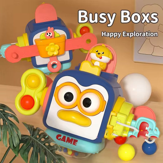 Pinguinul Busy Toy – o mulțime de activități pentru mânuțe curioase!