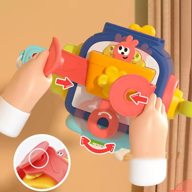 Pinguinul Busy Toy – o mulțime de activități pentru mânuțe curioase!