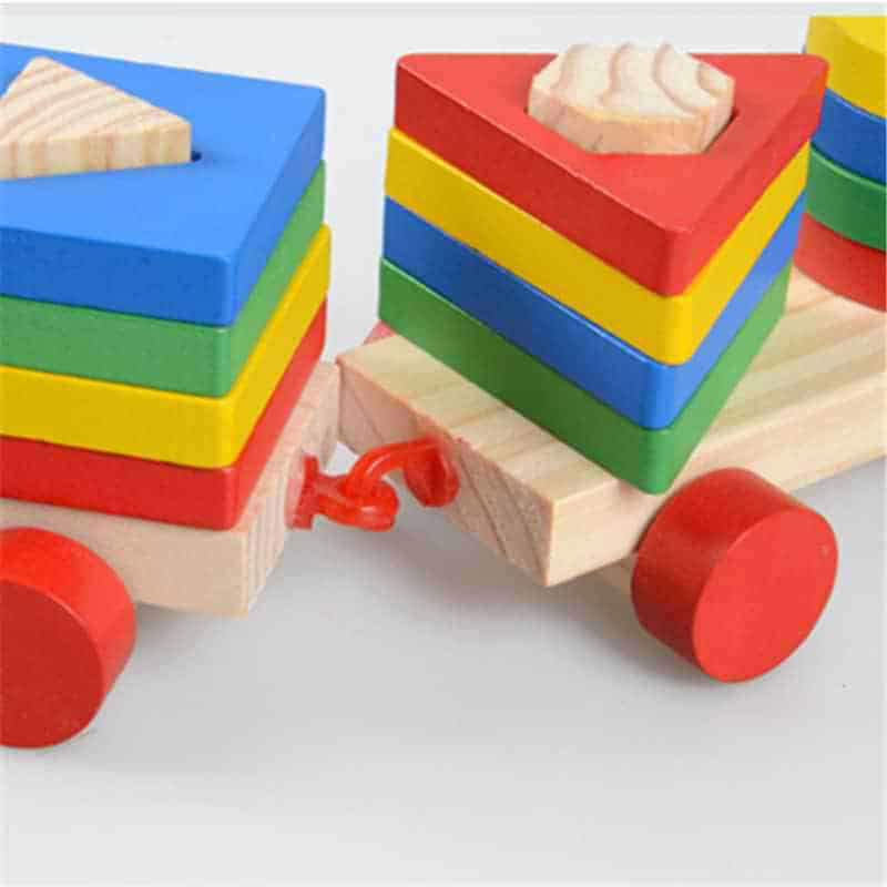 Trenulețul din lemn cu forme geometrice – joacă educativă pe șinele imaginației