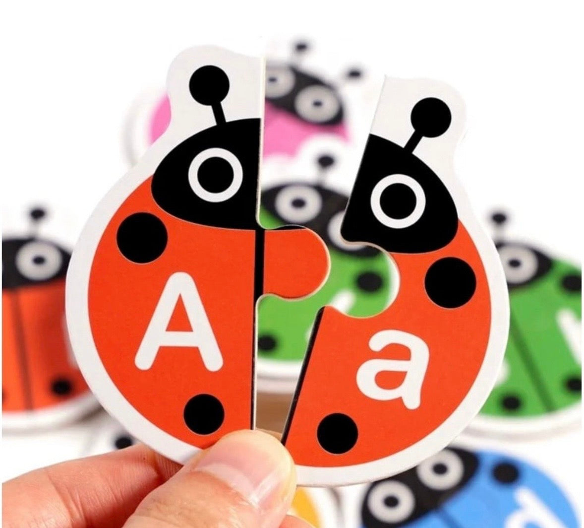 Joc cognitiv de asociere a literelor – Puzzle din lemn „Gărgărițe” (52 piese)
