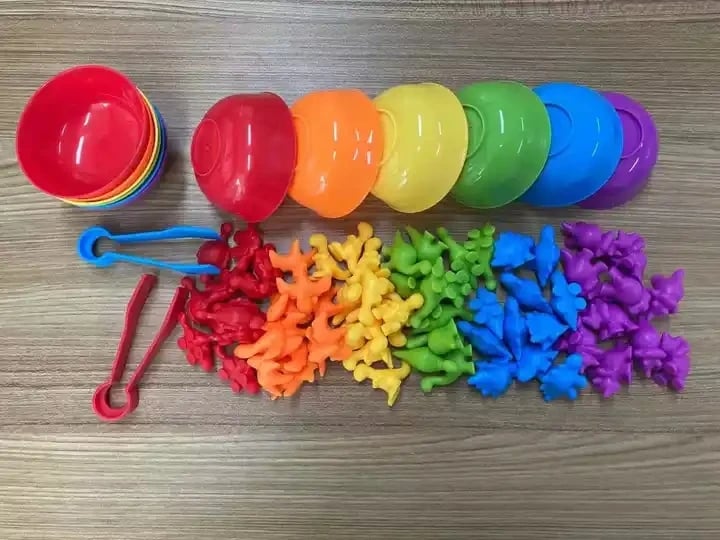 Set creativ de clasificare „Curcubeu cu Dinozauri” – Joacă, învață, clasifică!