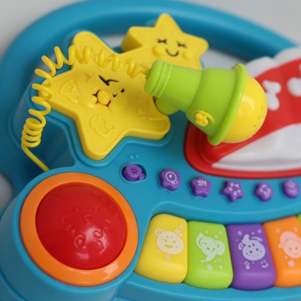 Pian muzical interactiv pt. Bebe – fiecare clapă ascunde un sunet!